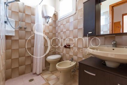 Il bagno con doccia della casa vacanze a Porto Cesareo