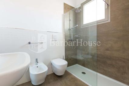 The large bathroom with shower of the holiday home for rent in Salento