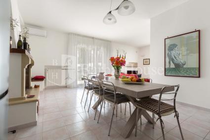 La villa vacanze si apre con ampio soggiorno con sala pranzo e cucina
