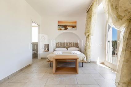 La camera è formata da due ambienti + bagno e terrazza